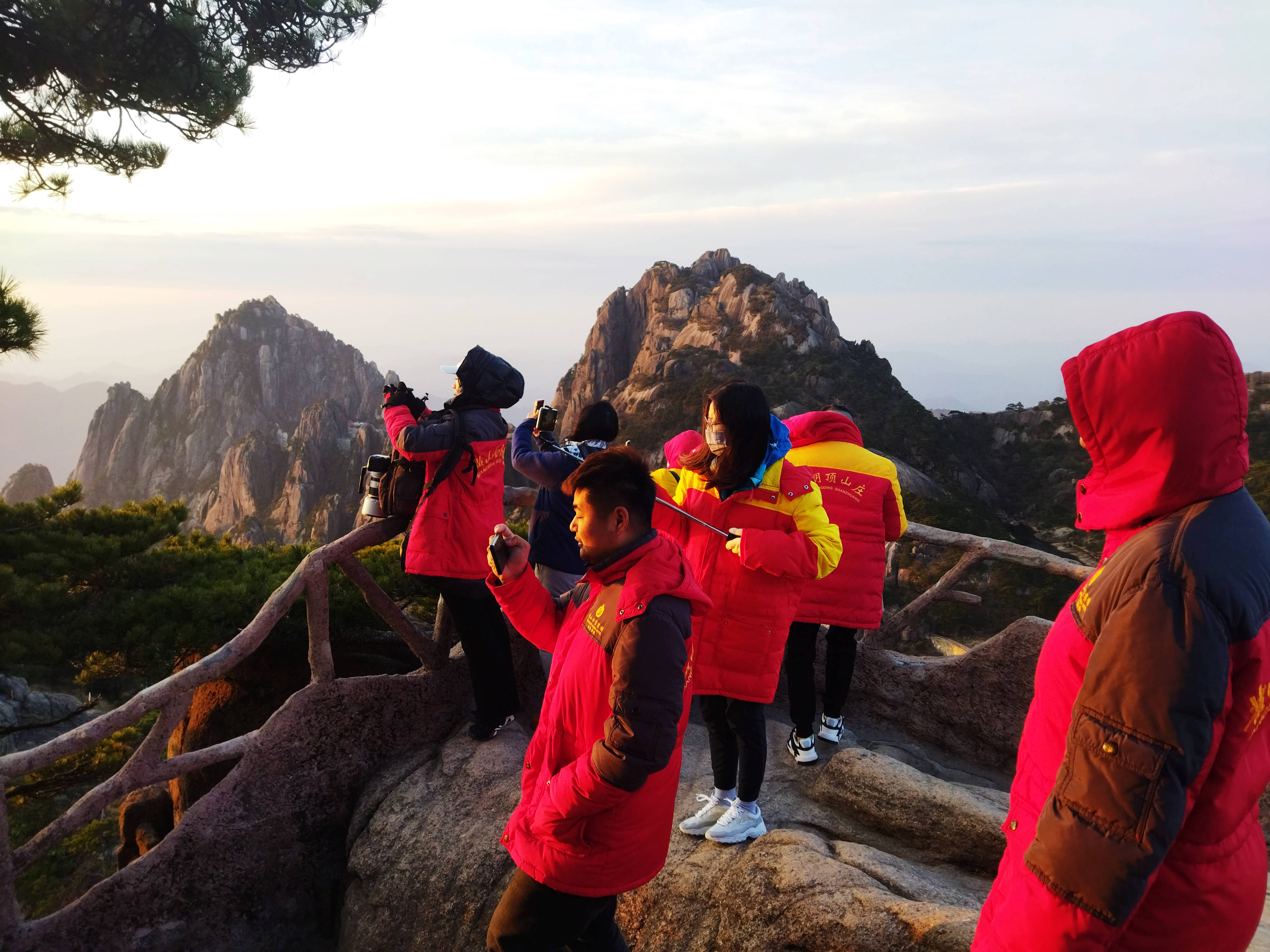 安徽黄山风景区日出美景 游客争相拍照留念_朝霞_染红_黄帝