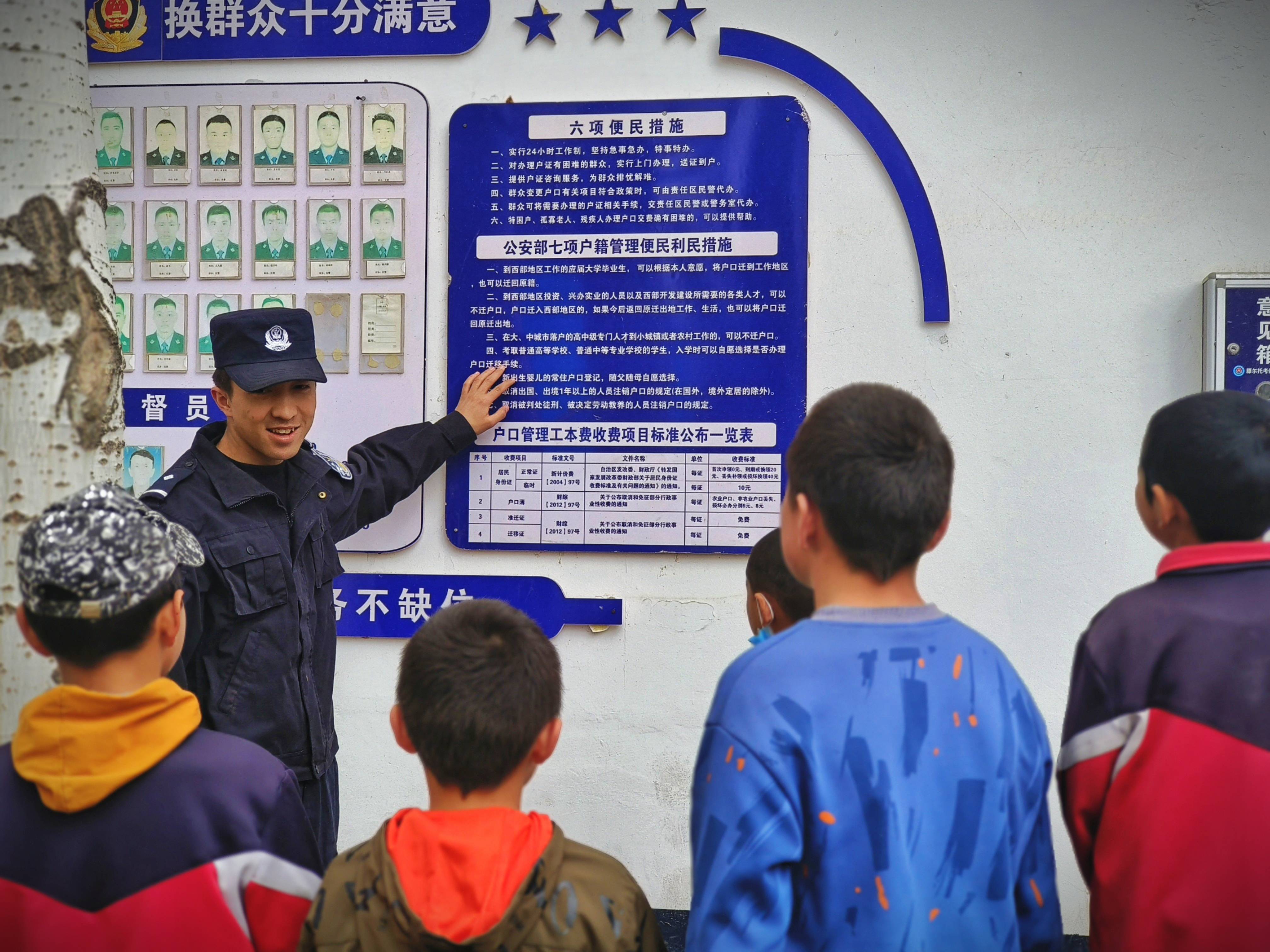 周末不打烊新疆膘尔托考依边境派出所为辖区小学生集中办理身份证