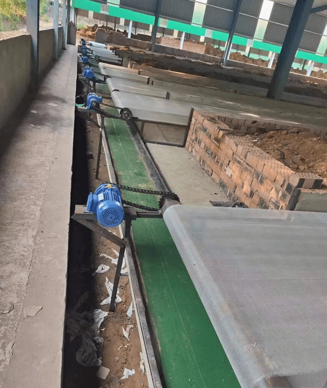 可以正常的运行啦,输送带式清粪系统,直接可以把羊粪送到禽舍外的清粪