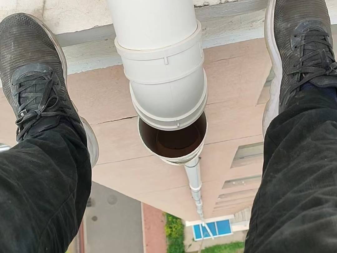 蜘蛛人外墙雨水管维修公司说正确落水管检修是这样做的_检查_排水管