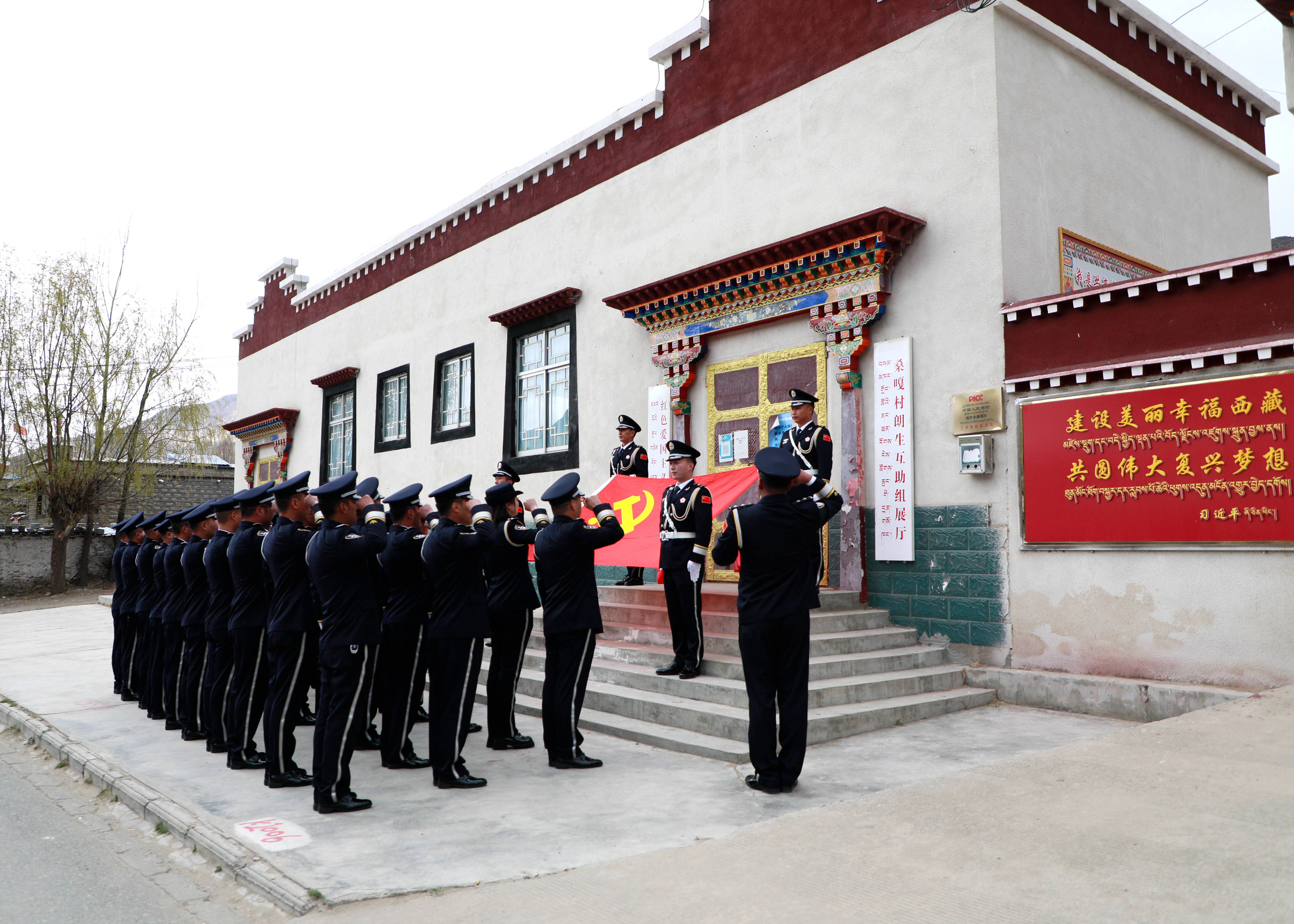 民警集體合唱《人民公安向前進》 鍾鑫 攝錯那邊境管理大隊,玉麥邊境