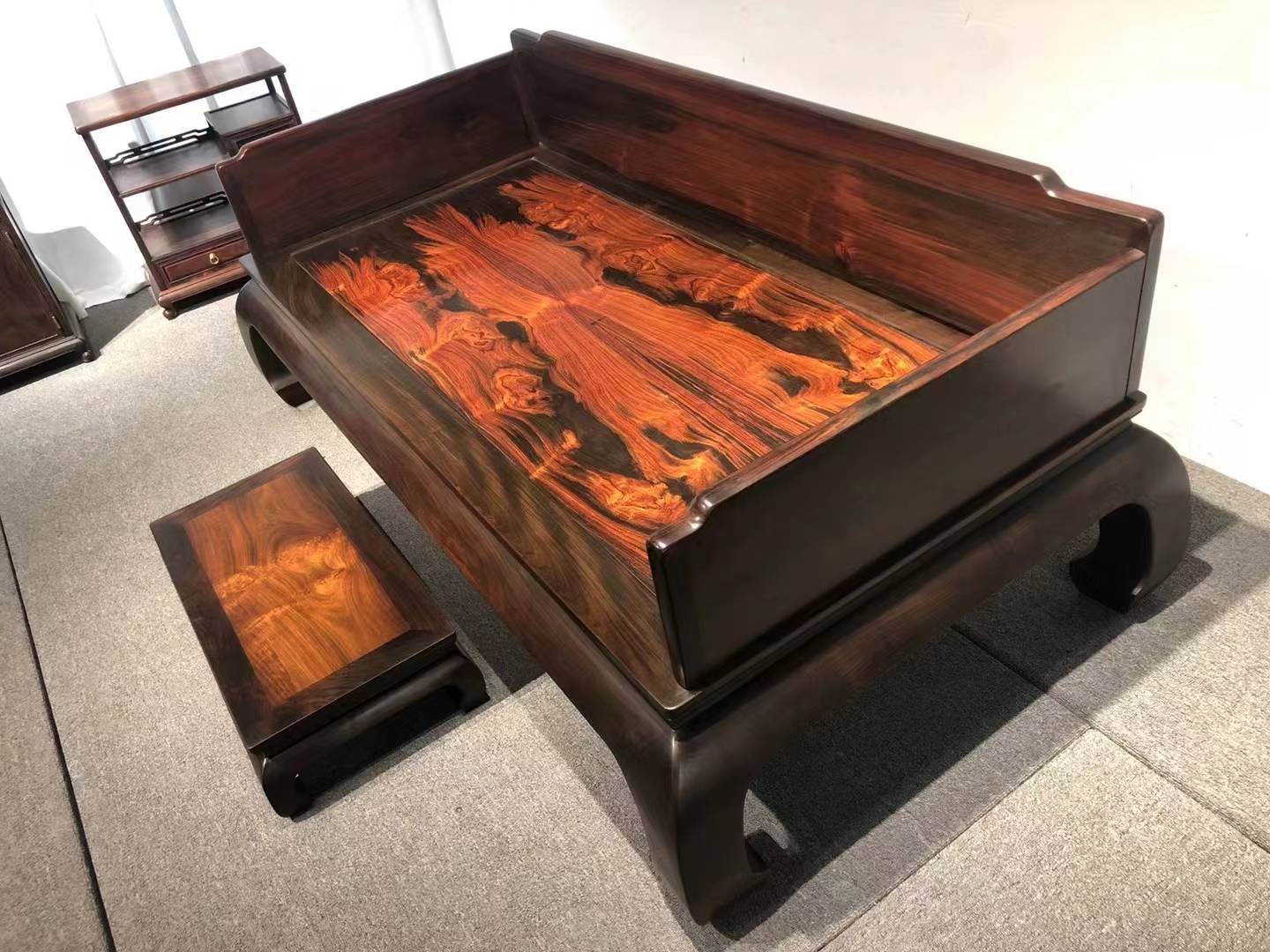 普通人怎样简单有效地辨别一套大红酸枝红木家具,好与坏_纹理_花纹