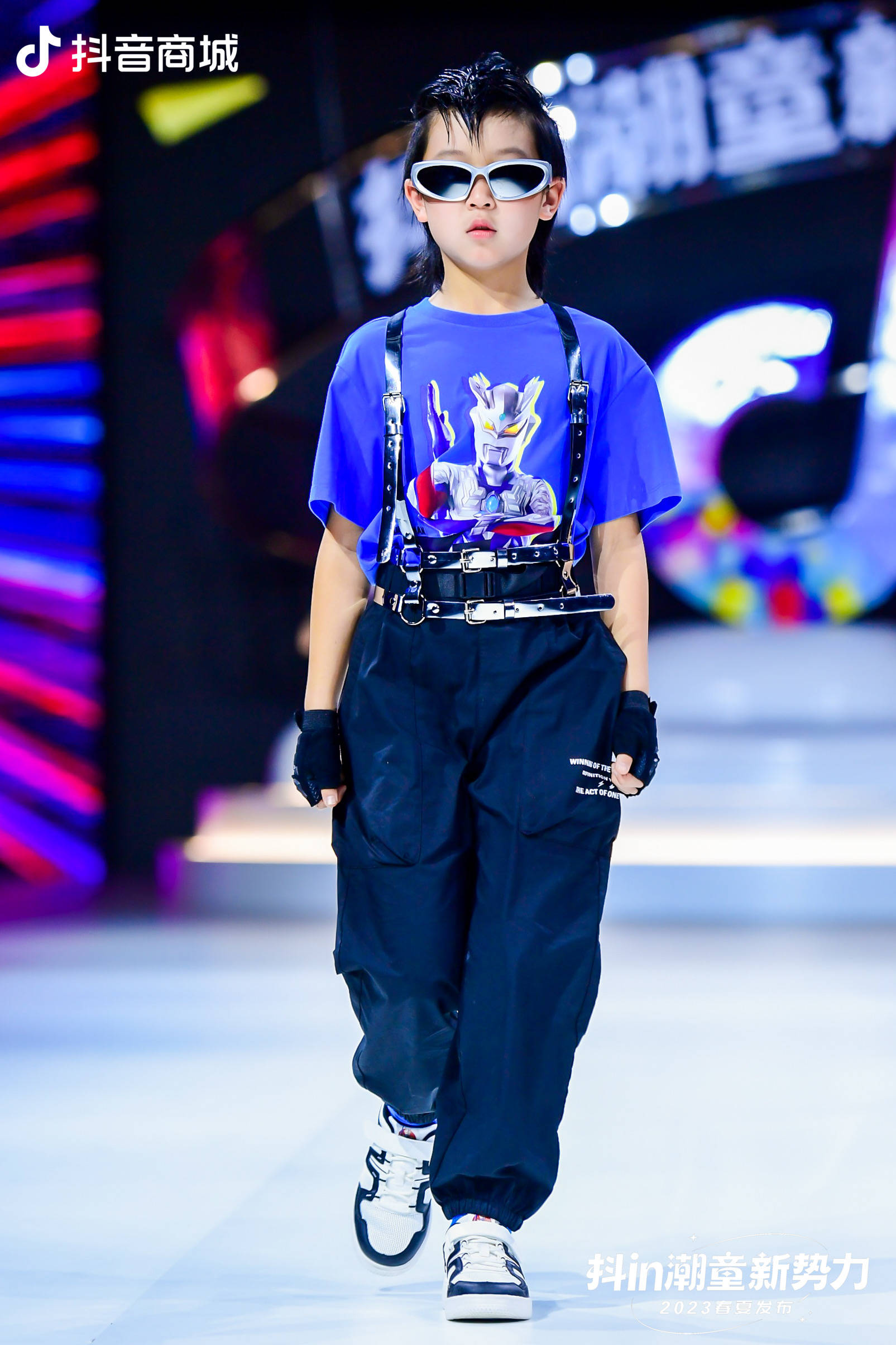 钜星国际"潮系兄妹"抖in潮童新势力秀场同台彰显自信_赵梓妍_赵之文