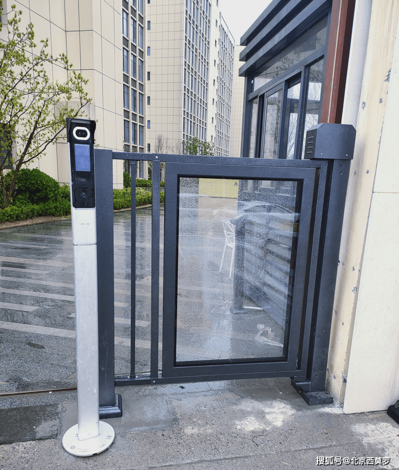 多光谱面部识别终端结合人行通道闸门用于小区出入口起到哪些作用?