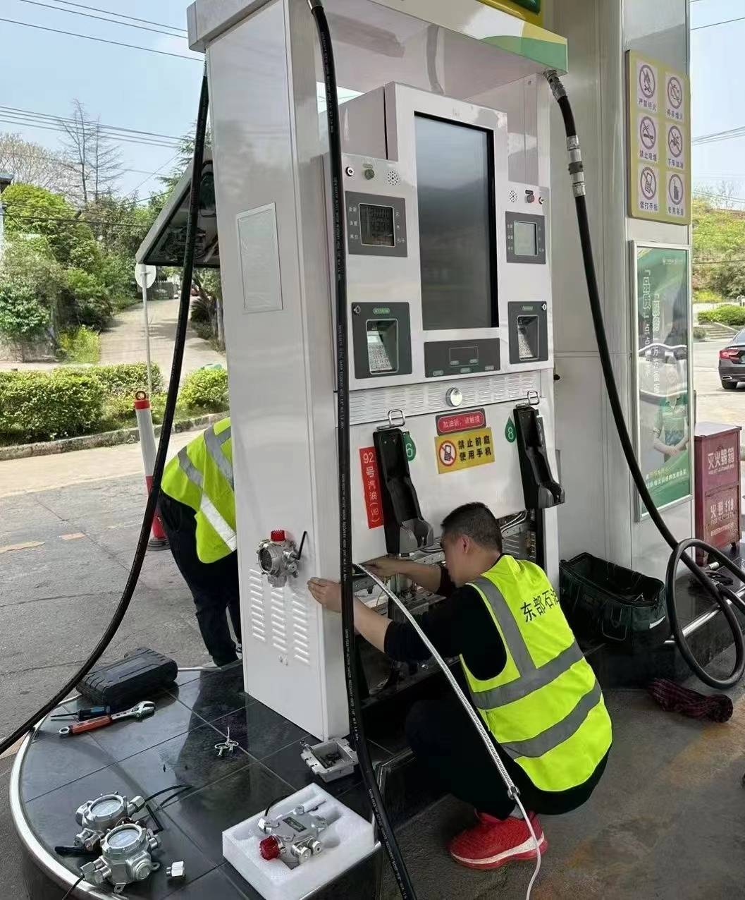 23年4月份装加油机上的可燃气体声光报警器是那种啊?