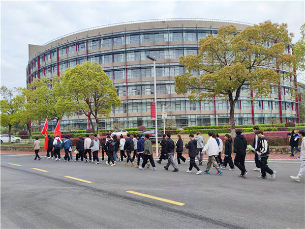 武汉工程科技学院开展清明祭英烈活动 (图2)