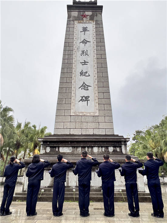 左江河畔埋忠骨，清明哀思祭英魂 (图2)