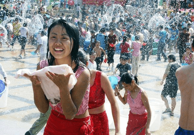 瑞丽泼水节图片