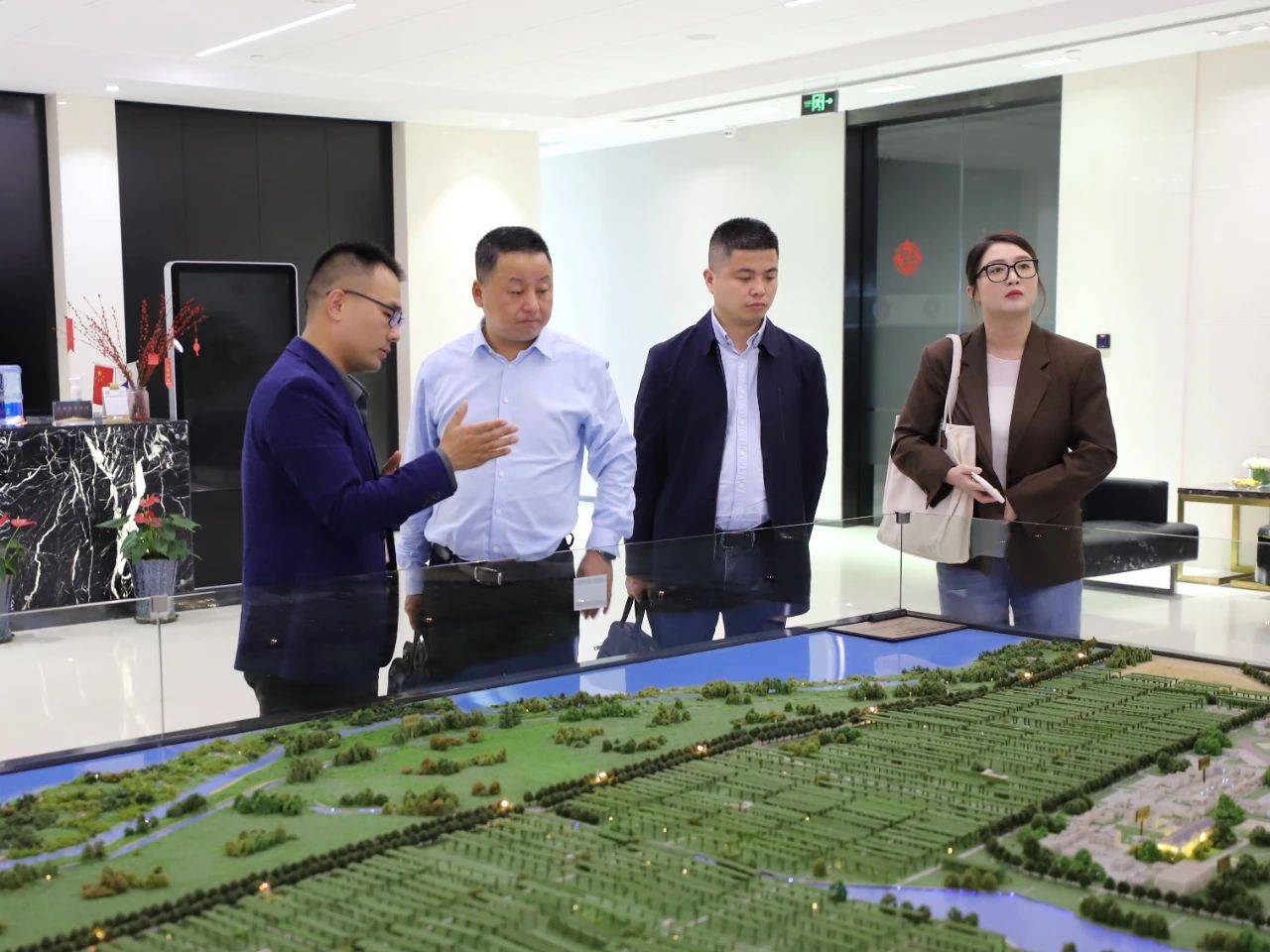 湖州市长兴县泗安镇党委书记贾惠良一行到访金恪集团_项目_发展_周利