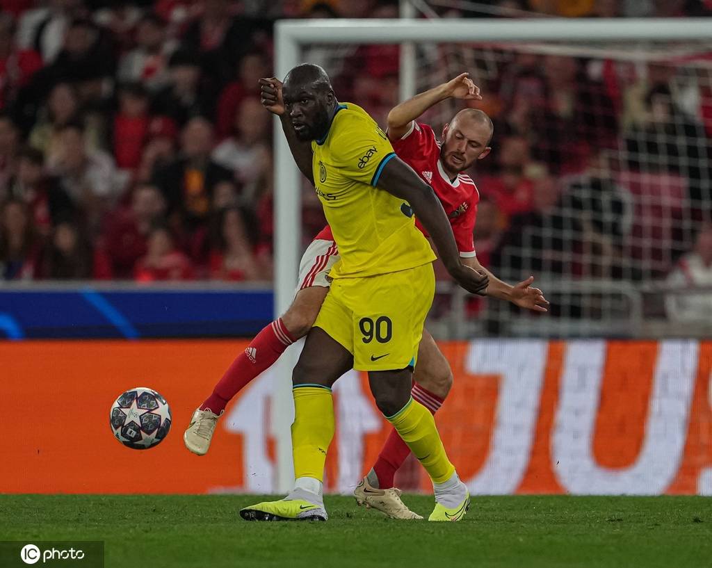 欧冠淘汰赛首回合上演惊天逆转拜仁慕尼黑客场五球大胜创造历史纪录