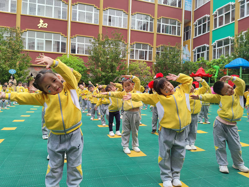 悦动早操,快乐你我:汝南师范学校附属小学幼儿园开展晨间操比赛活动