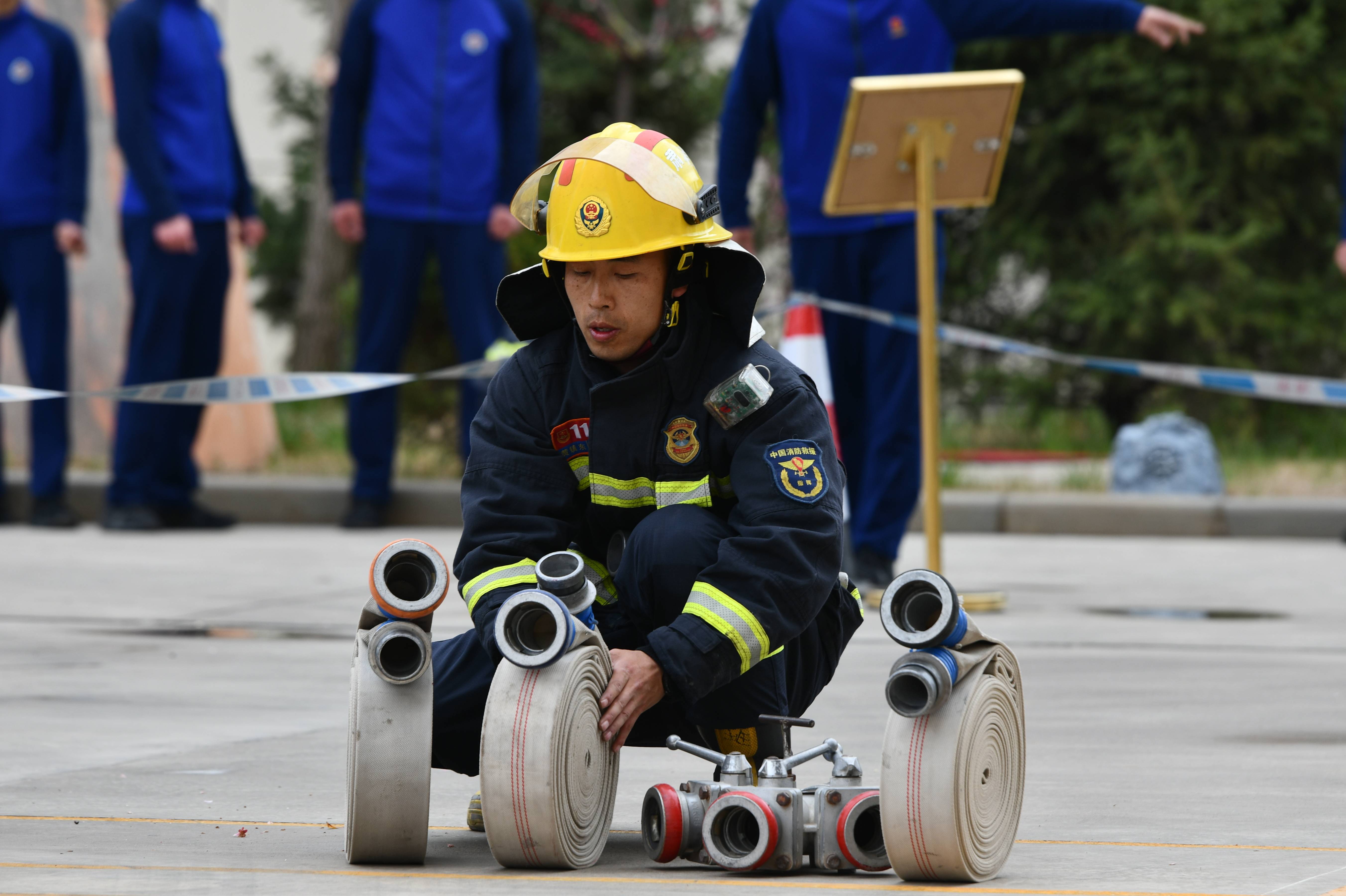 甘肃庆阳:"火蓝尖兵"比武对抗赛"火力"十足_救援_灭火_潘建强