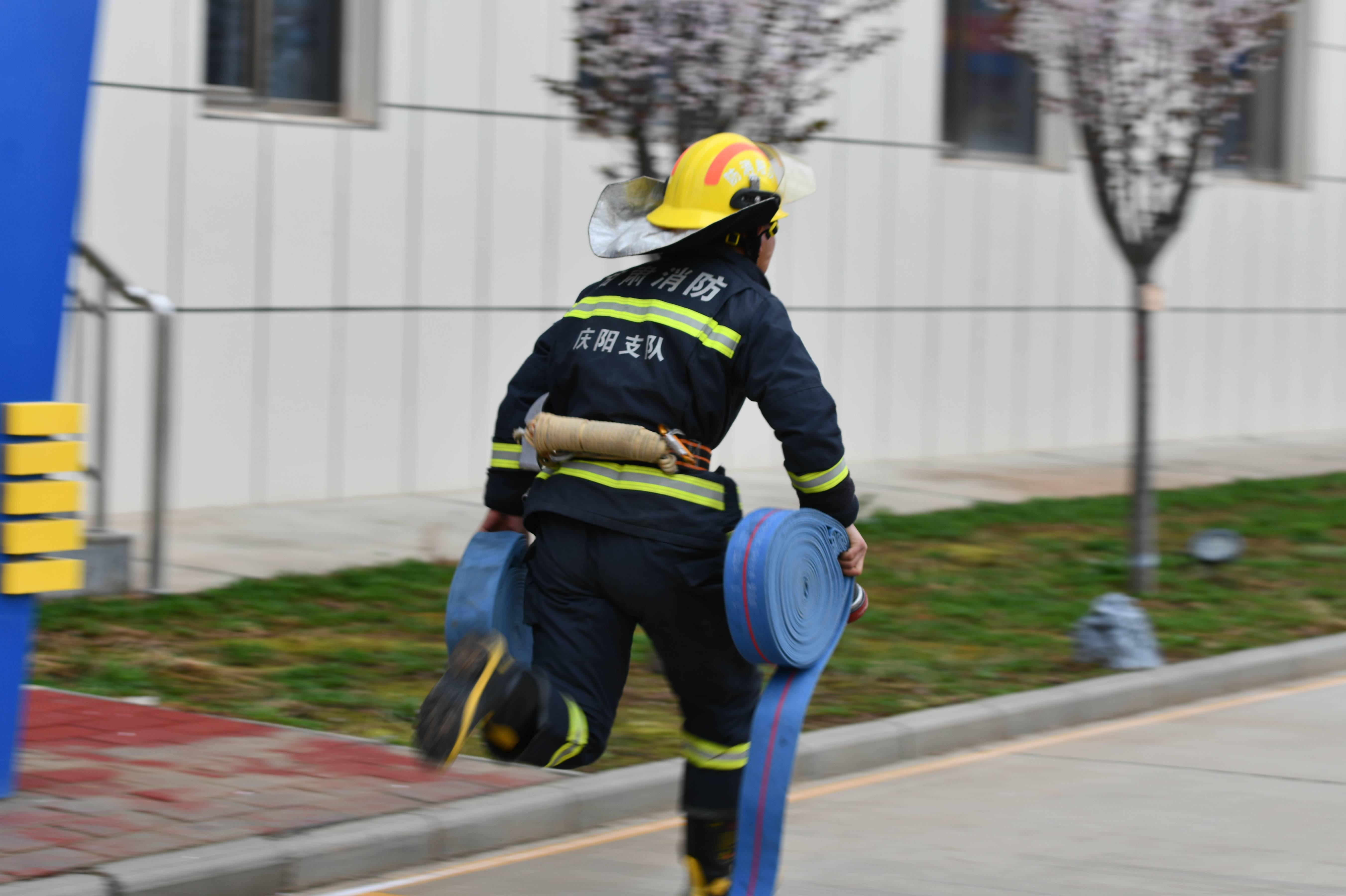 灭火救援从来都不是一个人的战斗,4×100米接力跑考验的就是消防员