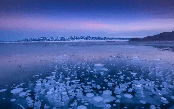 气泡冰湖图片