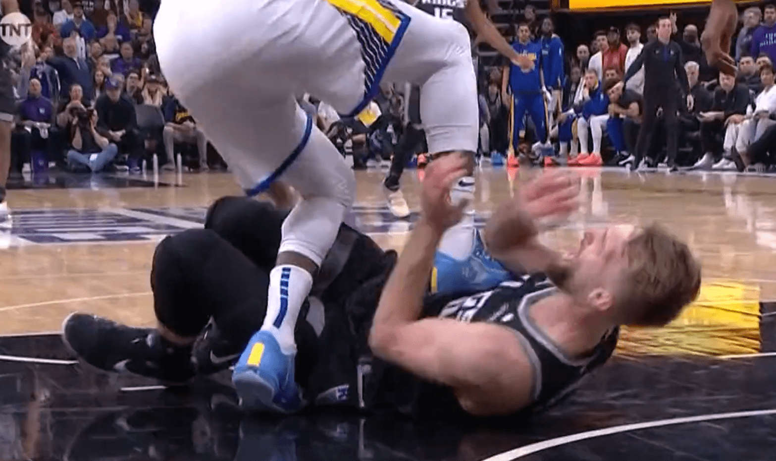 格林踩在小萨胸口起跳 后者倒地痛苦不已_勇士_球迷_恶意犯规