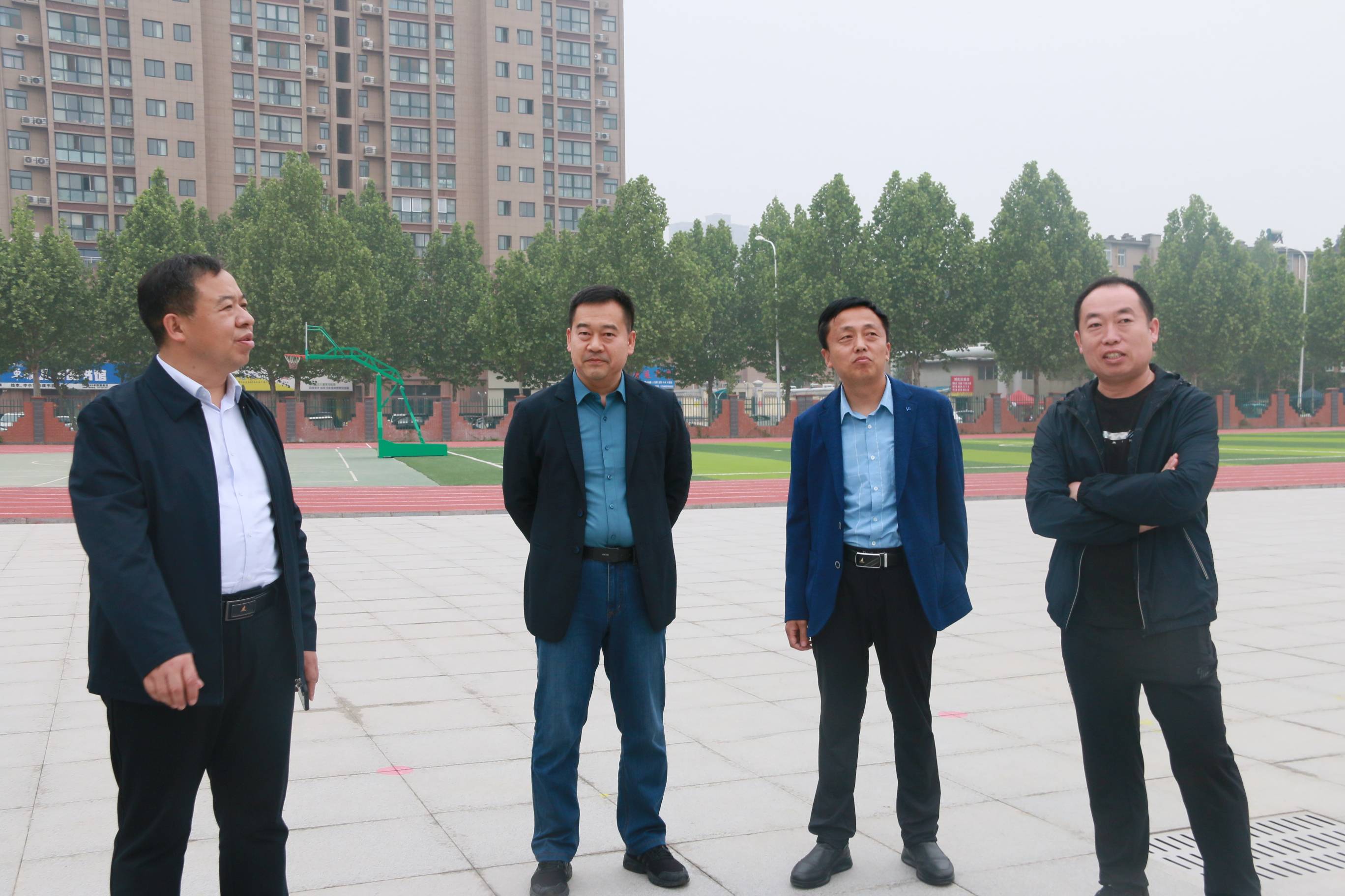 濮阳市华龙区教育局及区各学校领导到市油田第六小学观摩交流学校安全