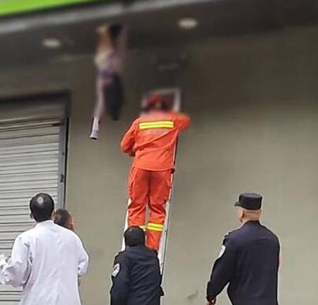 女子晒衣服不慎10楼跌落悬挂2楼,消防、医护、民警联手救援