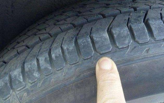 汽车轮胎上有一些小裂痕还能继续用吗