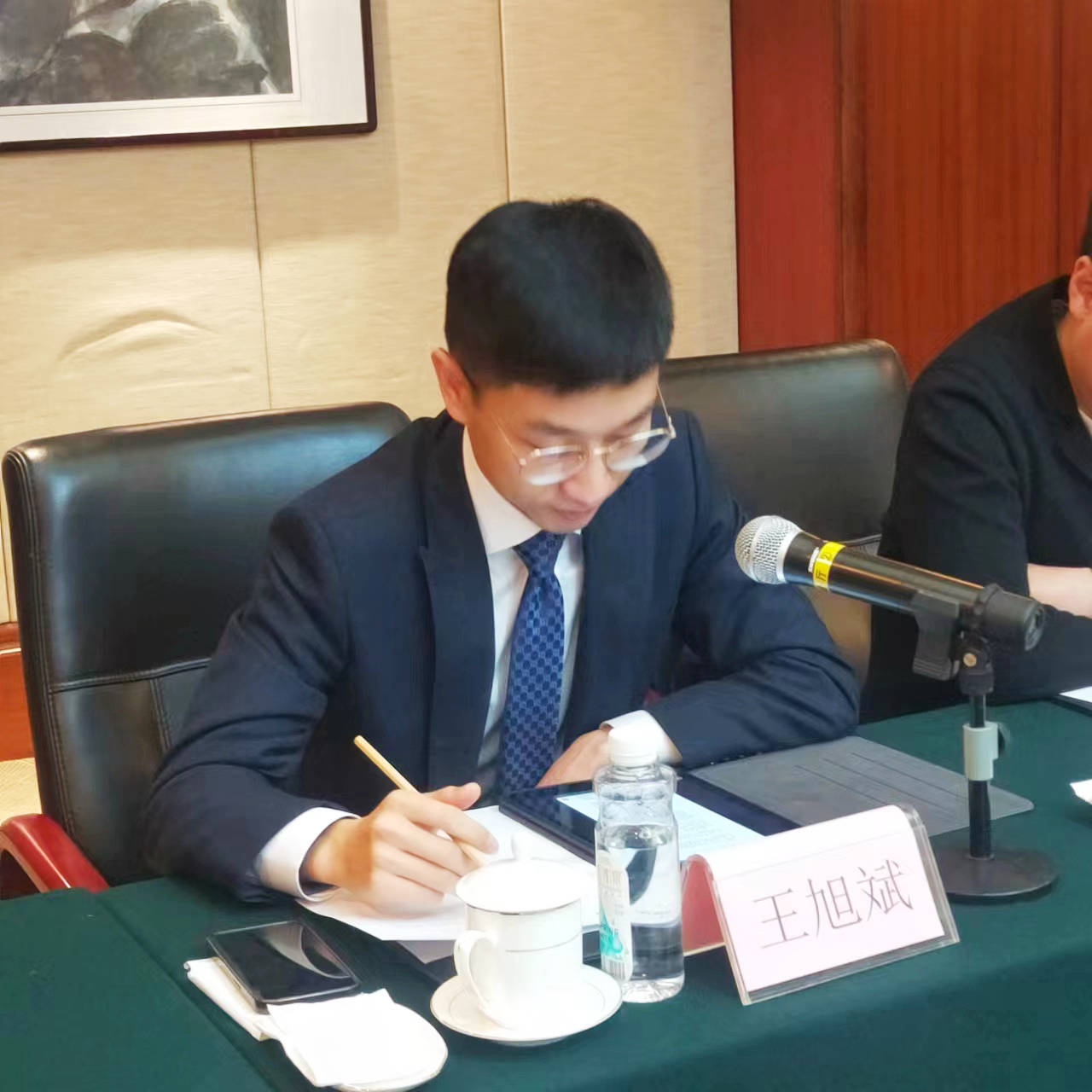 烟台律师王旭斌作为代表在欧美同学会座谈会发言_工作_建设_进行