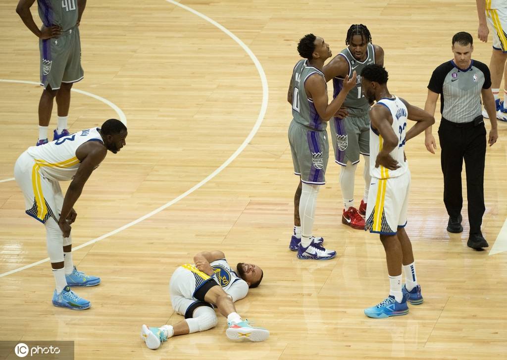 组图勇士胜国王夺赛点库里受伤痛苦倒地