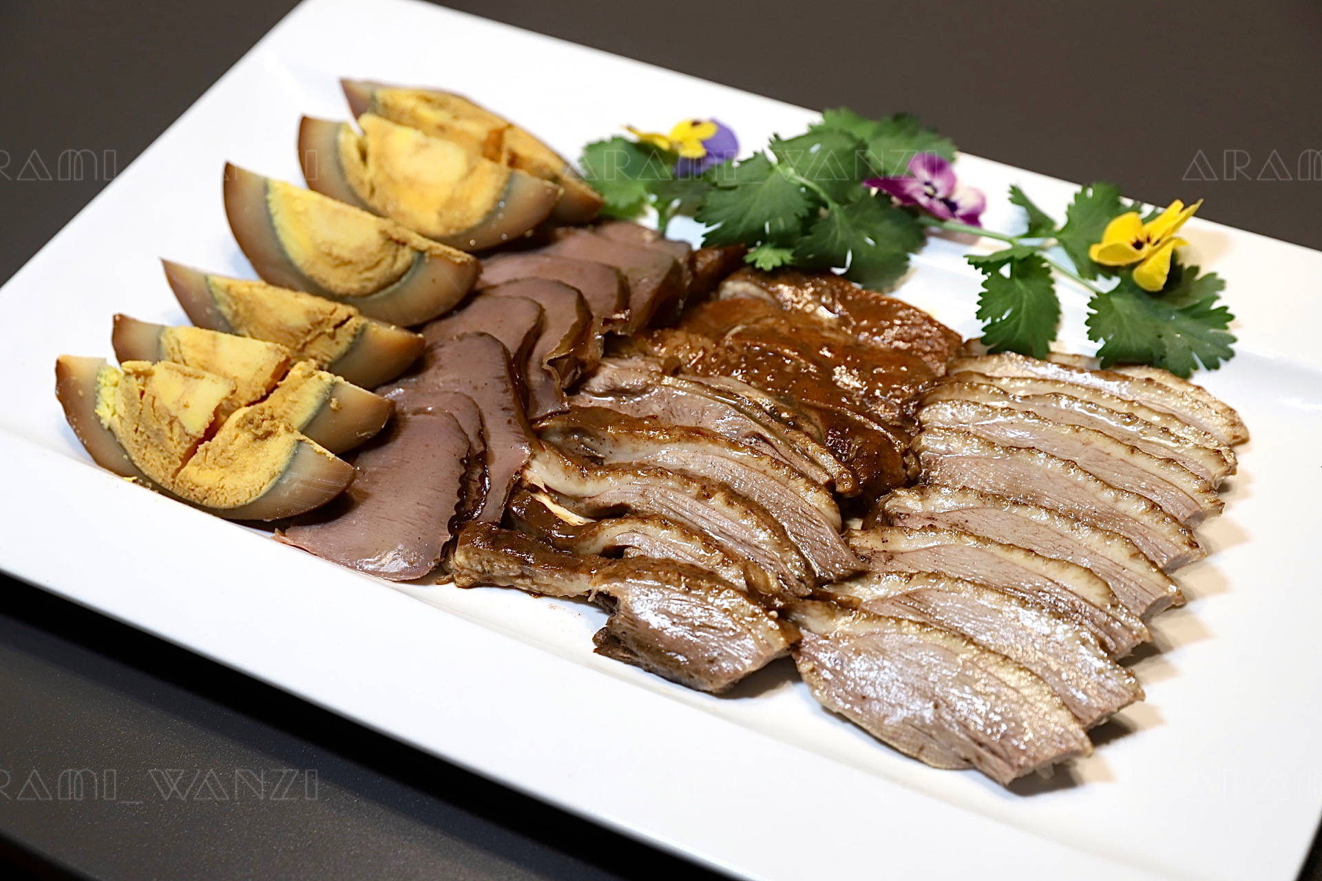 吃潮州菜怎么能少得了一份潮汕卤鹅拼盘?拼的是鹅肉,鹅胗和鹅蛋.