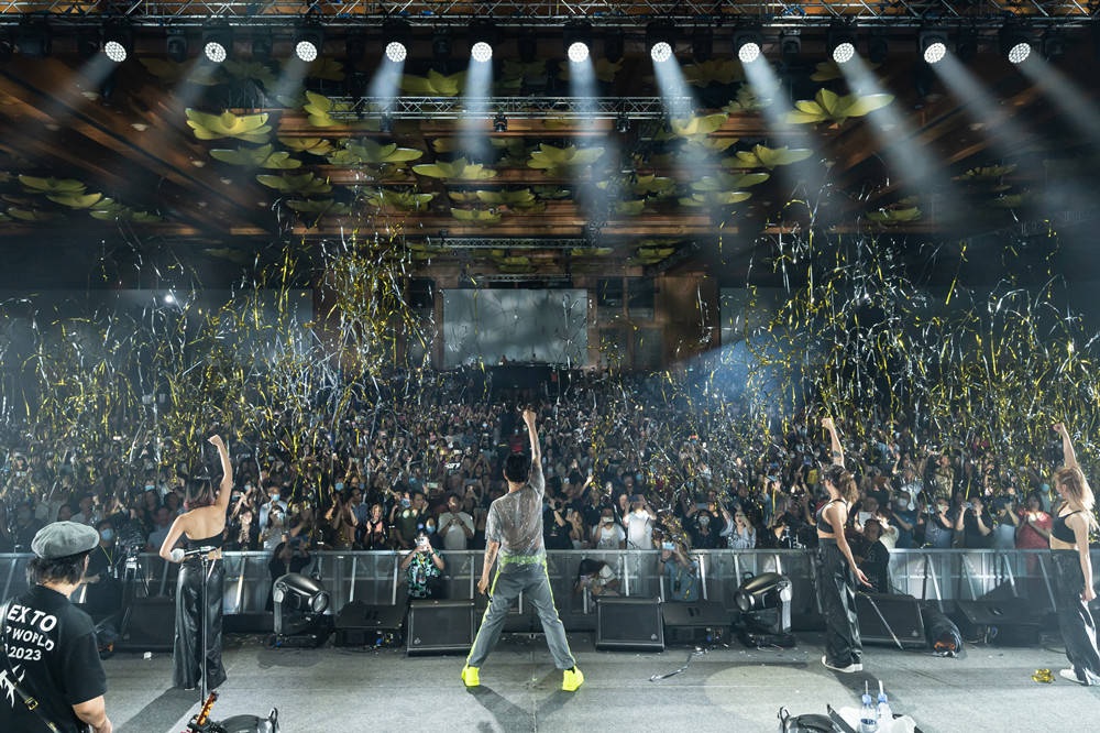 杜德伟"起来"演唱会沸腾新加坡 《情人》大合唱感动全场_歌迷_杜式