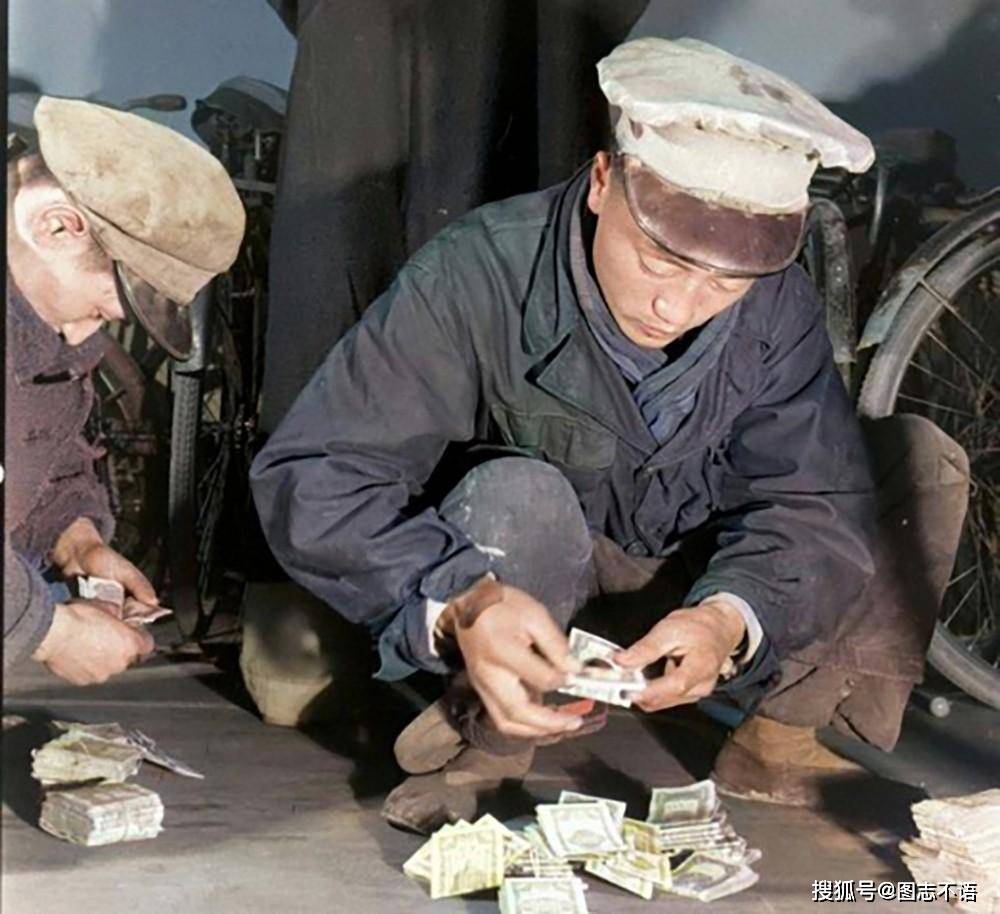 民国上色老照片:1948年国统区货币大贬值,上海工人领工资的奇观_钞票