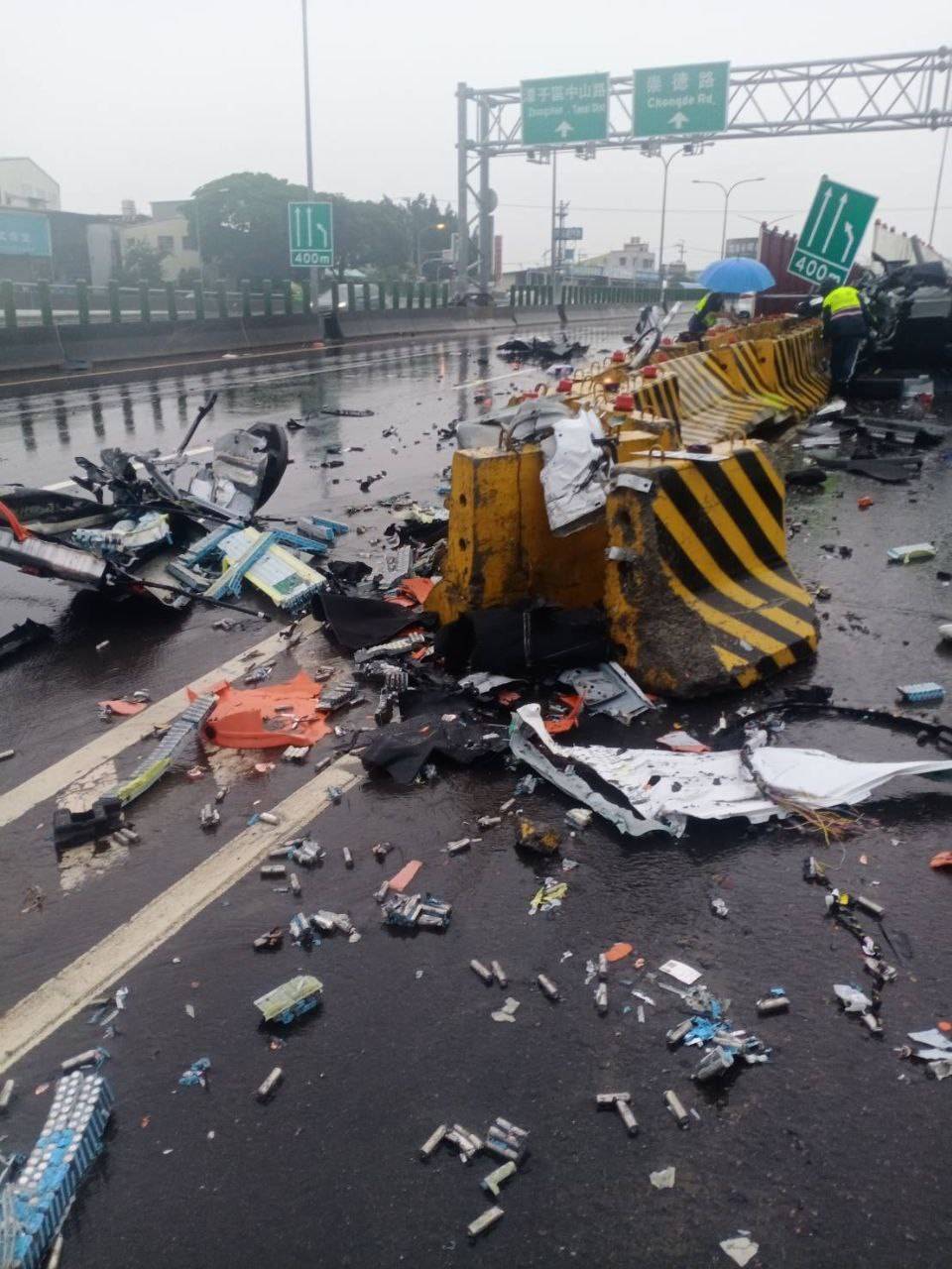 台湾省台中市,一辆特斯拉modely撞上护栏,车身已面目全非!