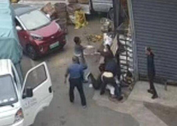 父子遭群殴还手被拘 警方认定互殴 和高铁掌掴还手是一样吗？-父子持刀互砍视频