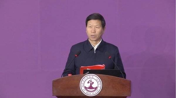 牛山坡代表全校师生向百忙之中接受邀请回到母校的罗亚中校友表示热烈