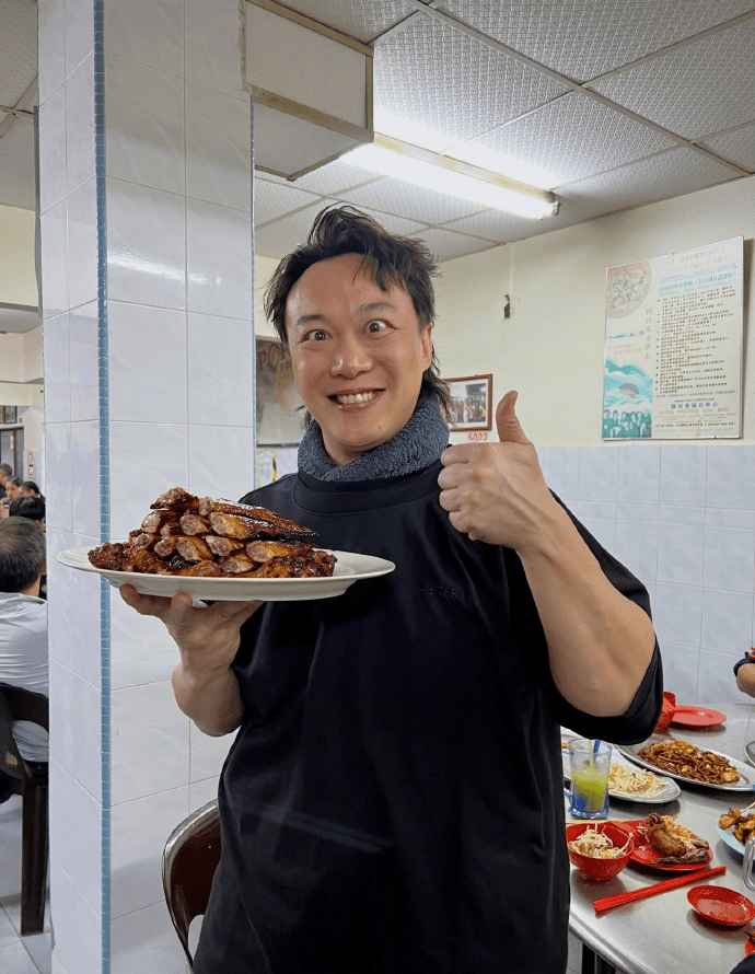 陈奕迅晒马来西亚演唱会后台照 端鸡翅竖大拇指表达感谢_照片_肌肉