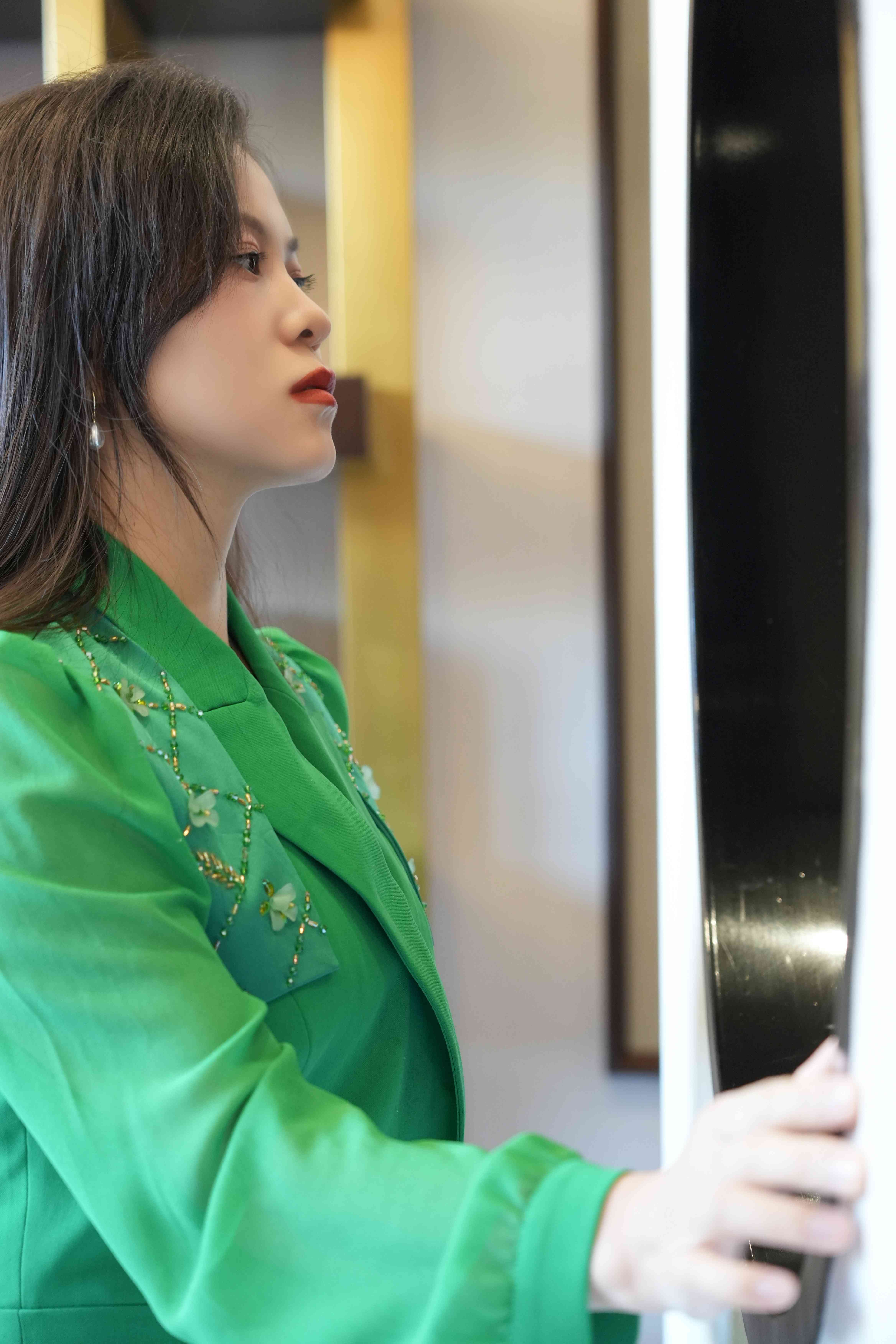 主持人刘美希夏日长裙写真 简约别致优雅随性_政要_未来_经济