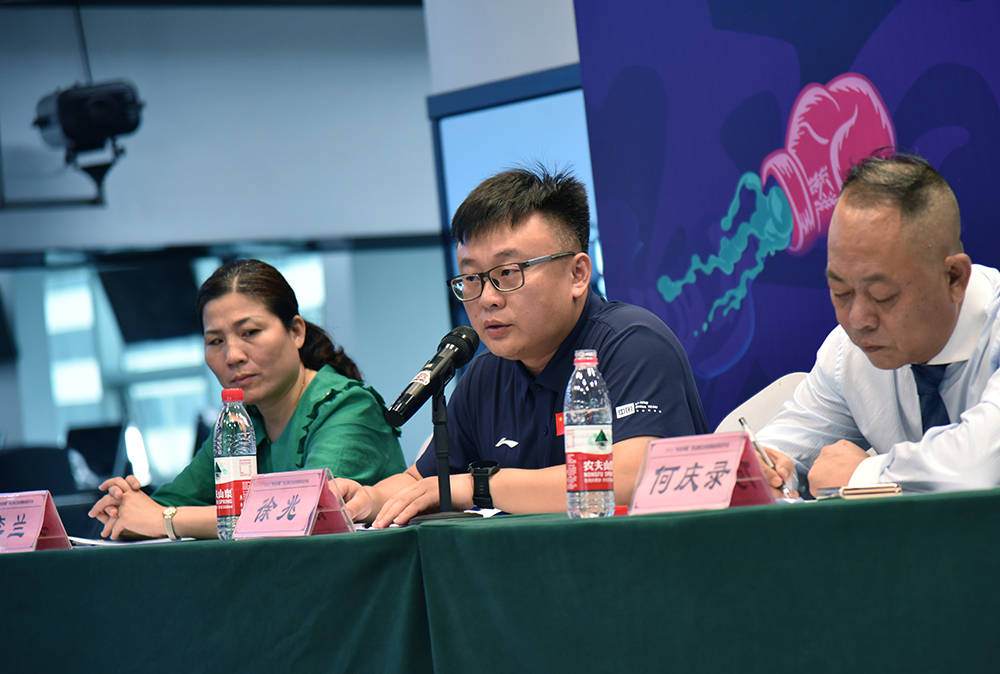 海南省体育总会秘书长徐兆海南省体育总会秘书长徐兆针对记者提问进行