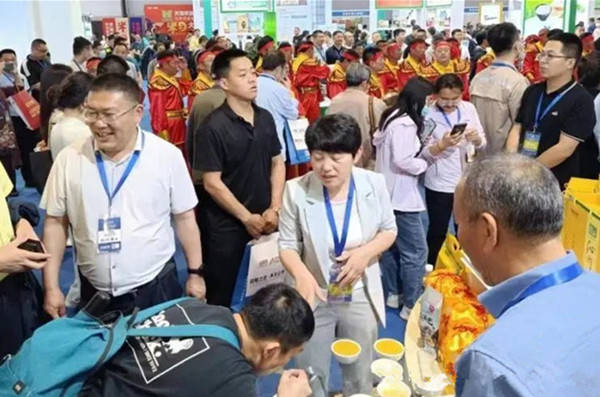 副县长现场熬粥推荐家乡产品_小米_山西_沁县