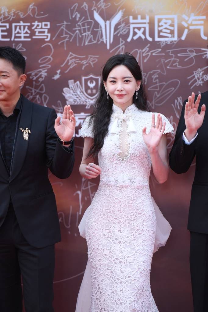 刘晓庆唐国强45年后牵手像小女孩,章子怡贵气艳压年轻女星,真是越老越