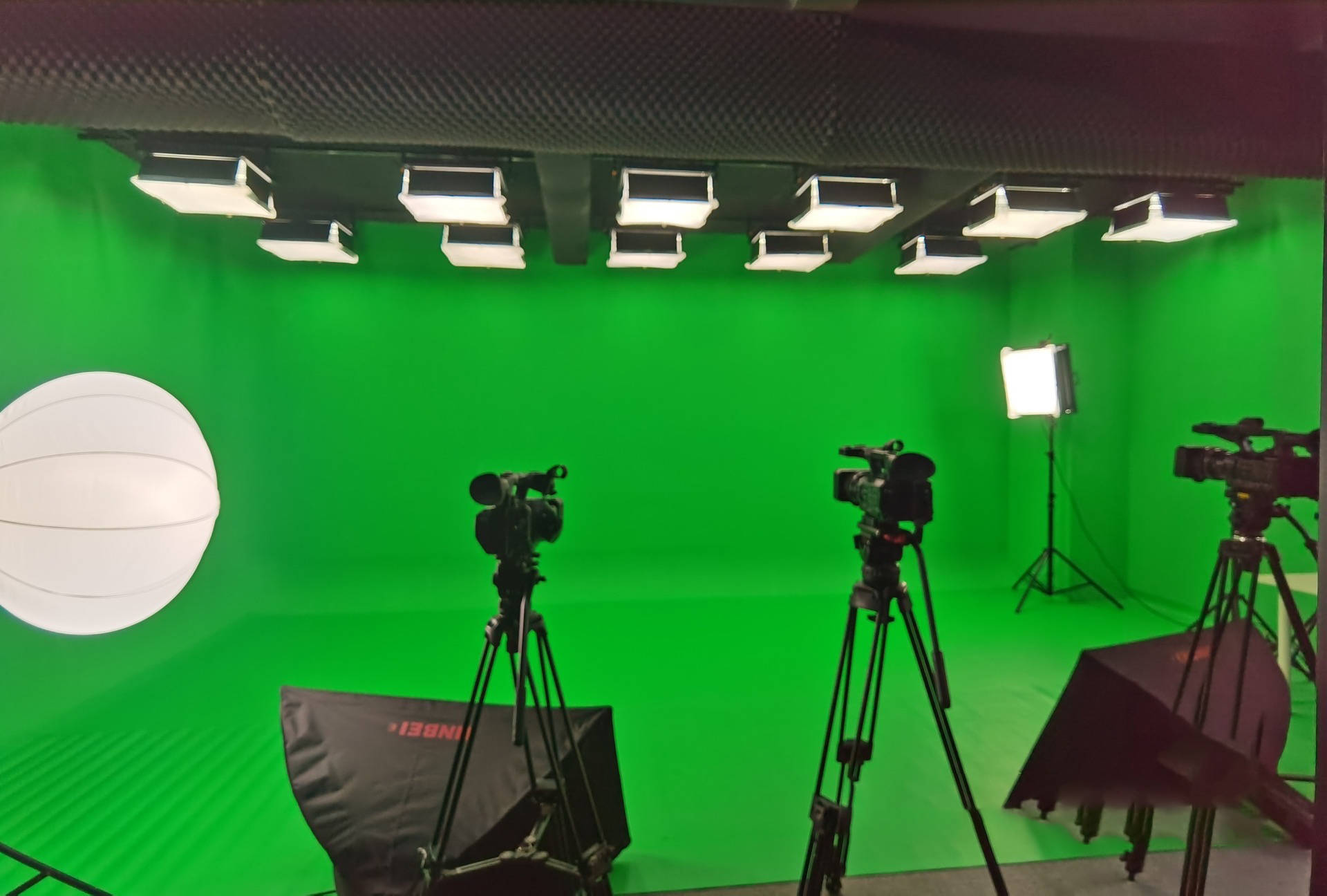 大绿幕影棚演员表演抠像_进行_处理_后期