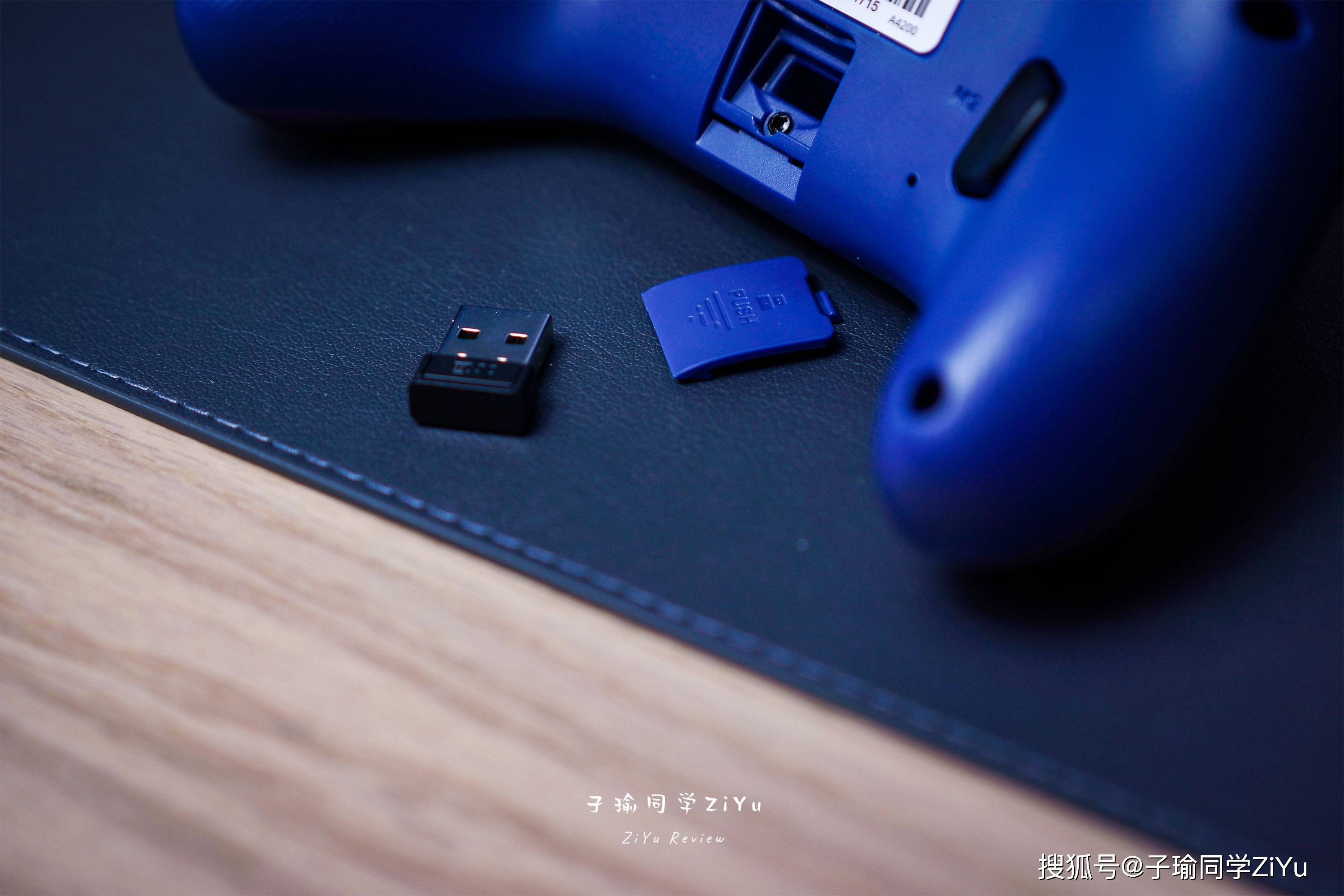 手柄背面采用的是深蓝色的磨砂材质,m1/m2的两颗经典背键设计和usb