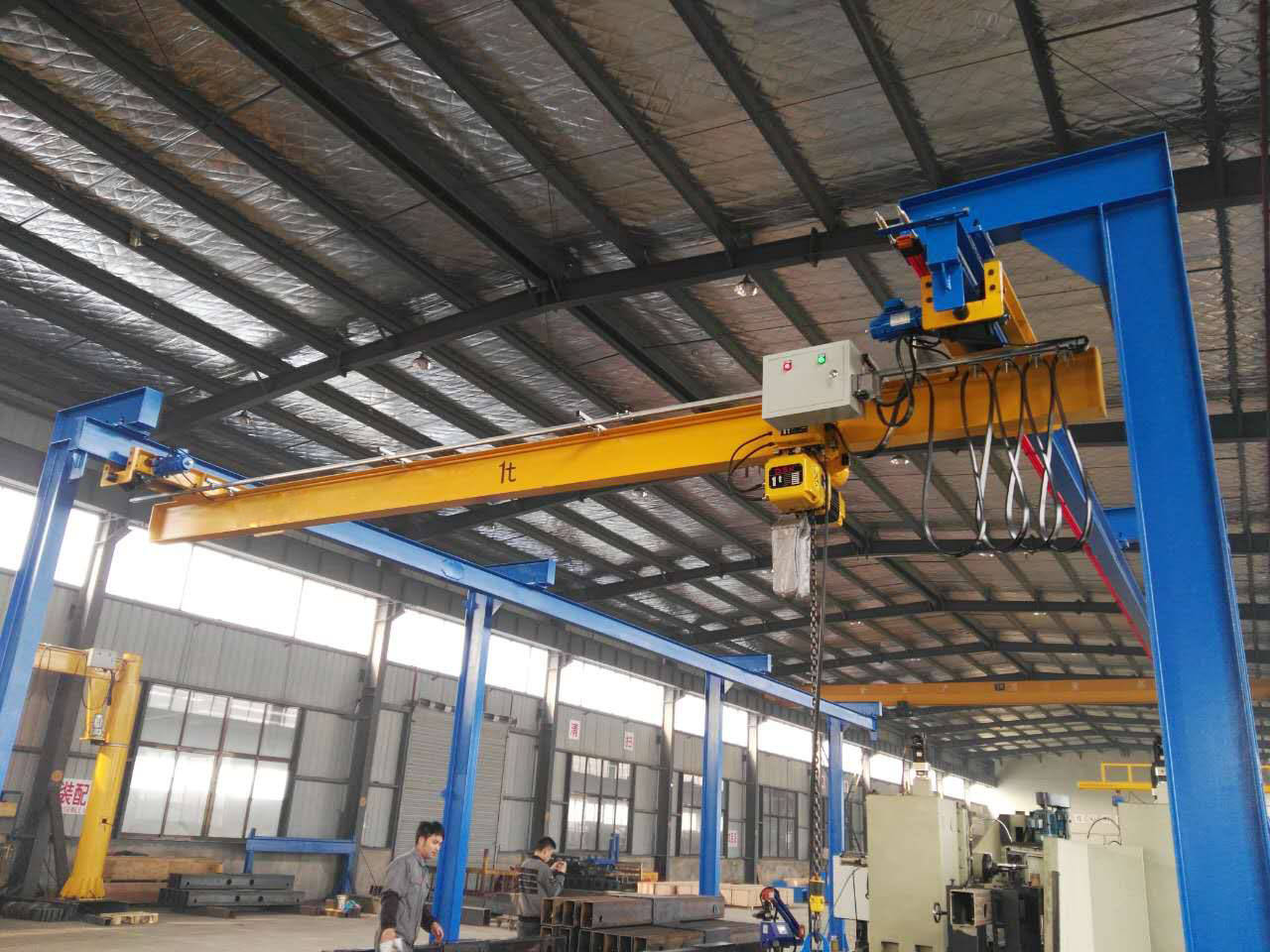 传统的工字钢起重机移动迟缓,反应笨拙,相反,组合式起重机的灵活轻巧