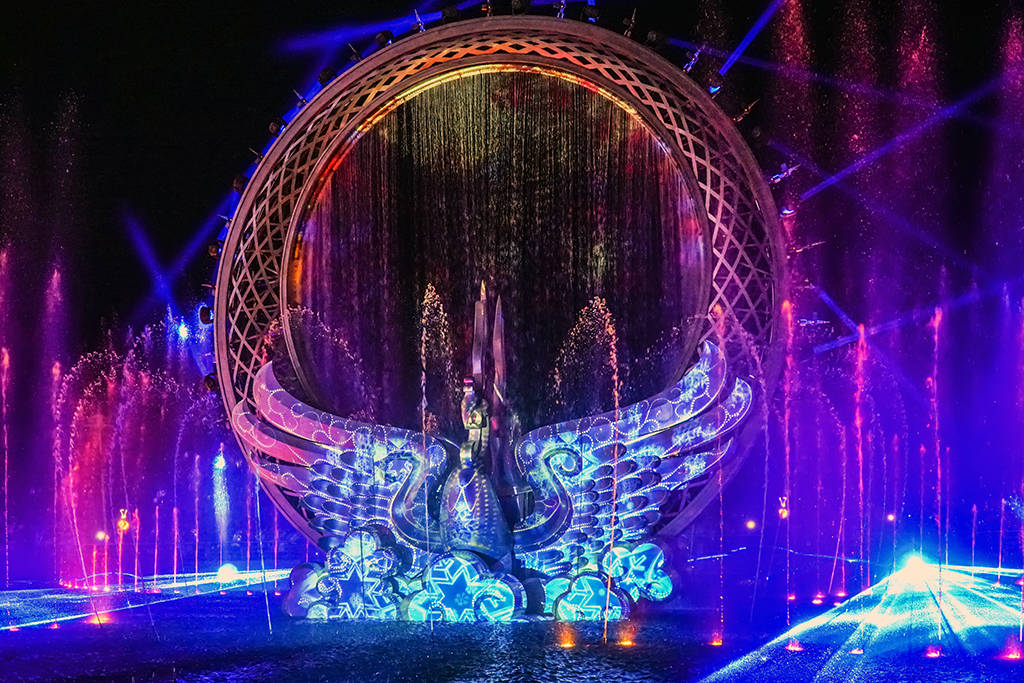 芜湖:"鸠兹还巢"雕塑上演水幕灯光秀"大片"_一面_游客_不锈钢