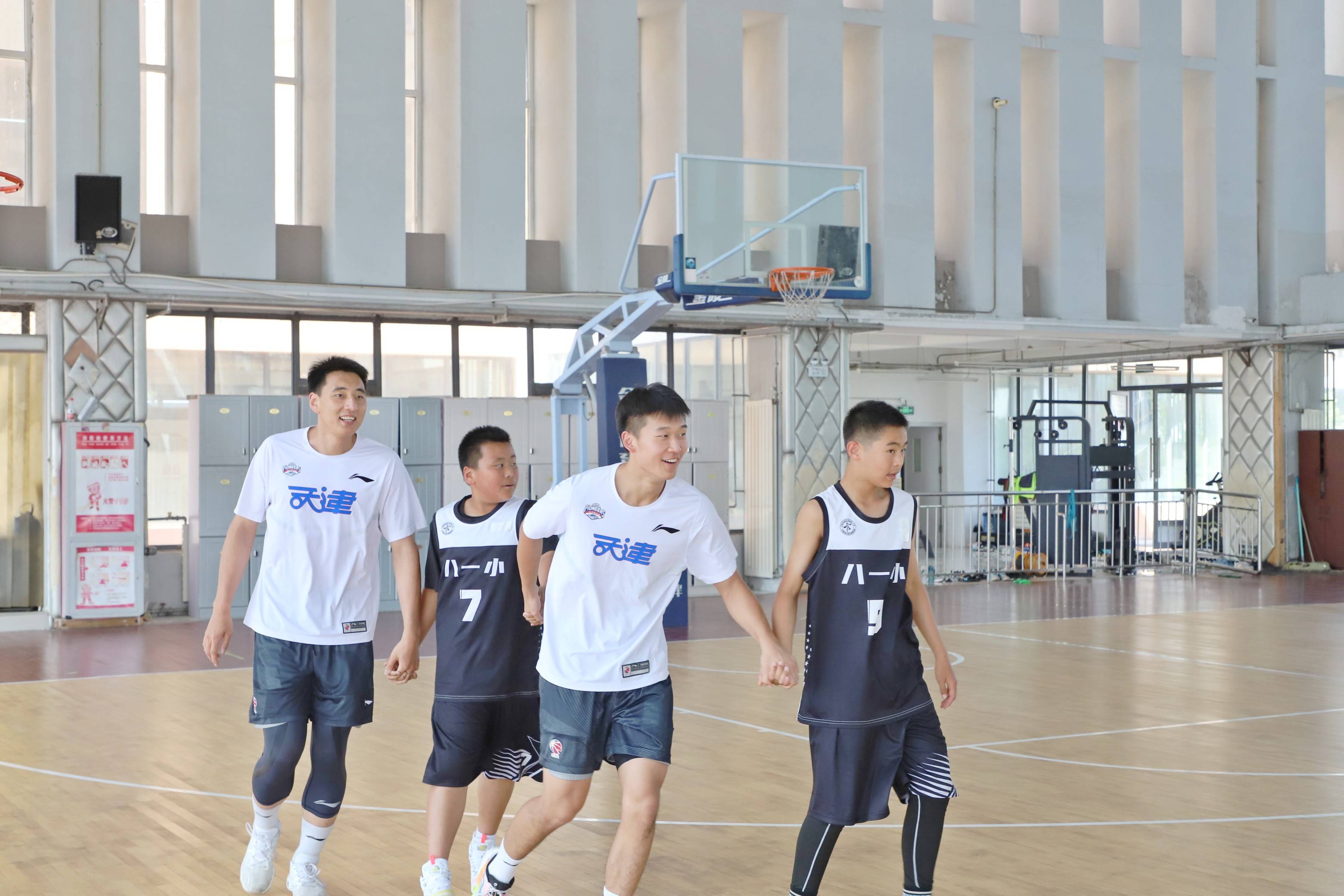 cba进校园 | 天津先行者走进八里台第一小学_篮球_训练_掌声