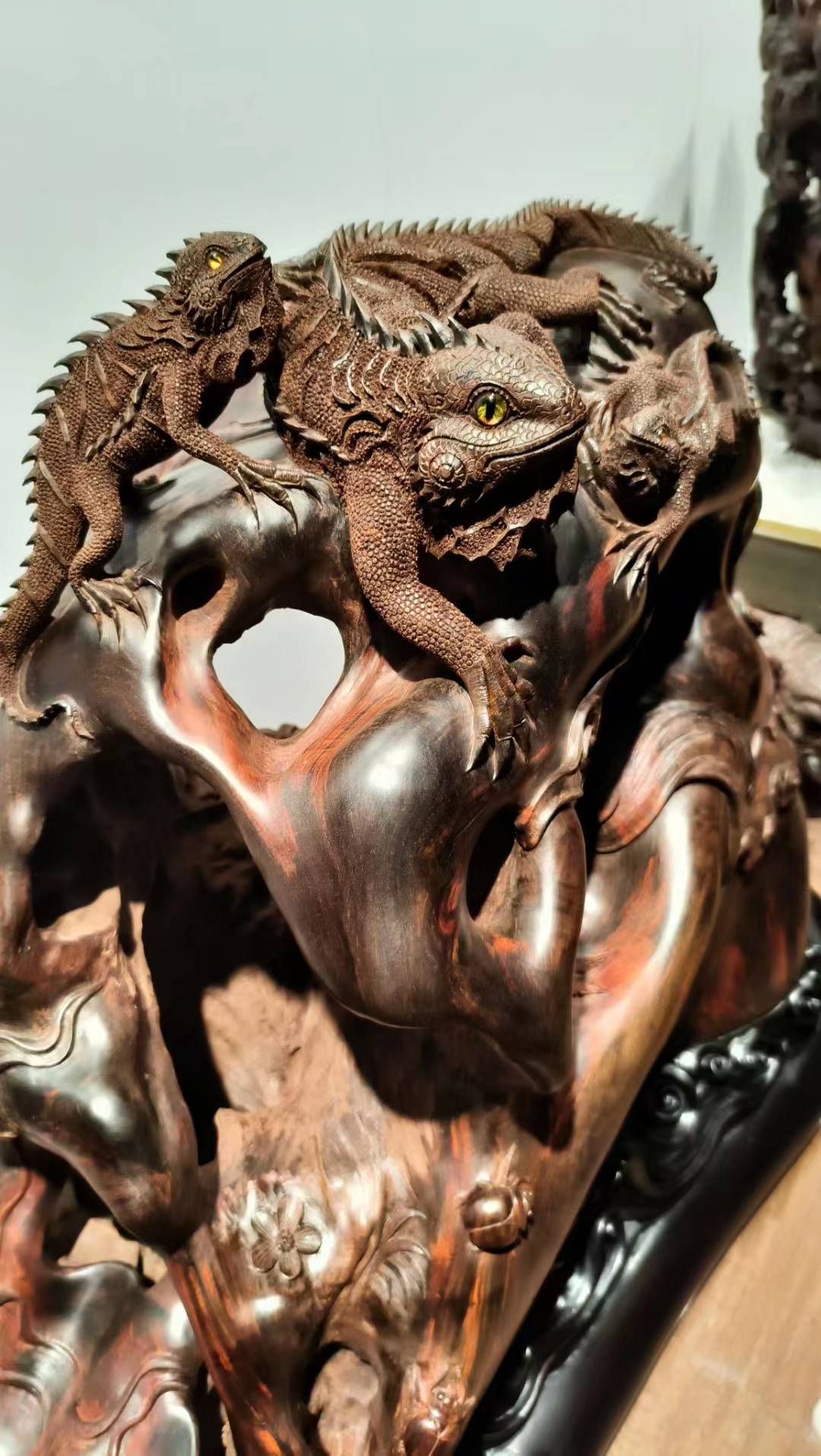 大红酸枝家具材质 一木制作 利用自然形状巧妙雕刻 蜥蜴(吸亿)全家福