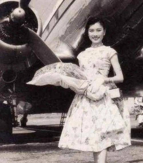 来了3个名角儿,她们是母女,大女儿姚玉兰唱须生,小女儿姚玉英唱武生