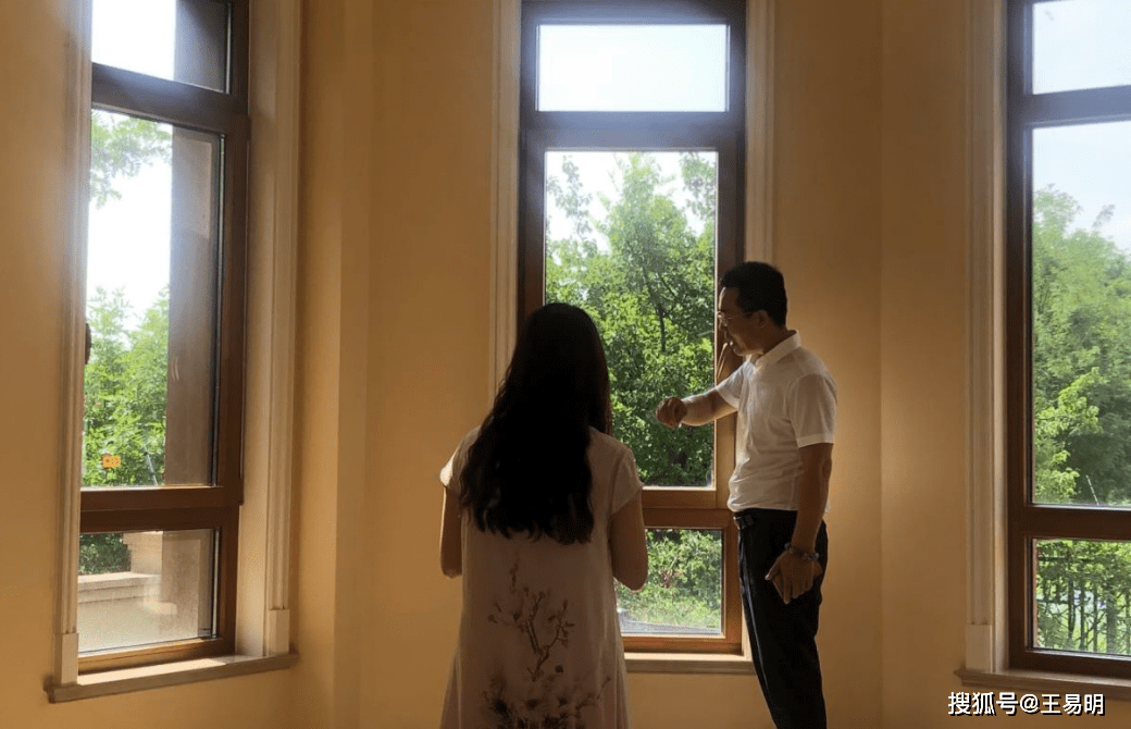 客厅装什么灯风水好？客厅灯有哪些风水禁忌？—潍坊王易明-客厅装什么灯最旺财