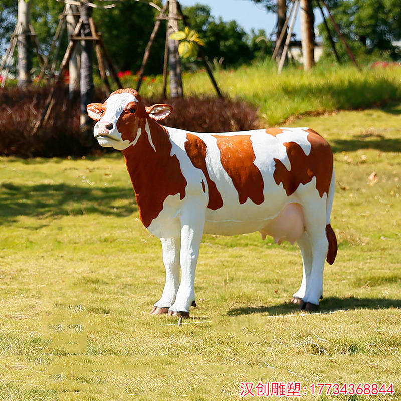 玻璃钢仿真奶牛雕塑 仿真动物雕塑_装饰_进行_环境