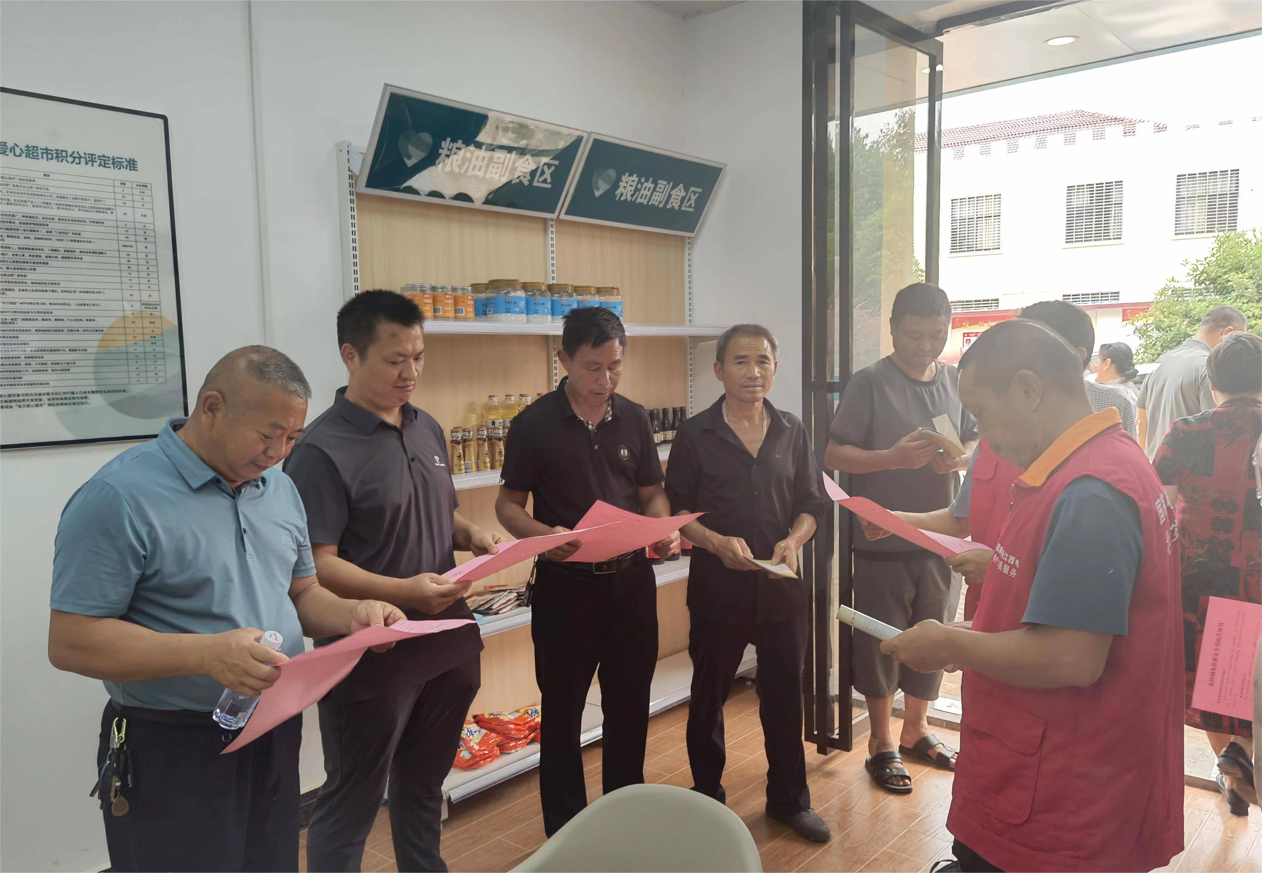 抚州供电公司"电力爱心超市"好不热闹,爱心超市负责人刘国辉正组织