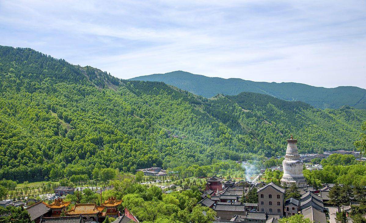 五台山的夏季气候非常宜人,即使在炎炎夏日里也非常凉爽,避暑度假的