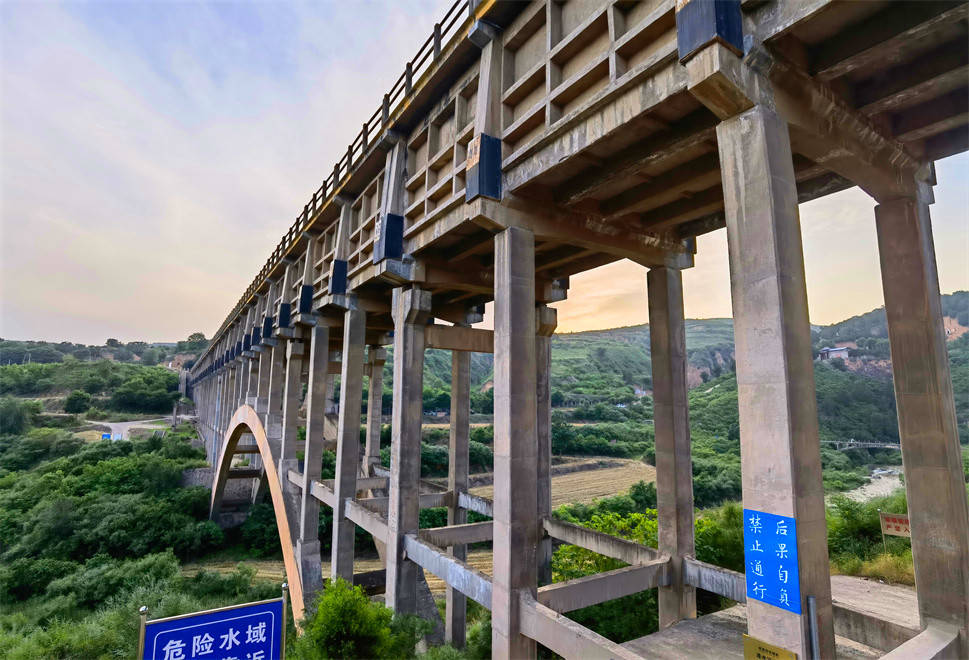 寶雞峽的水再經過該鎮境內南北流向的漆水河上空渡槽,凌空從30多米的