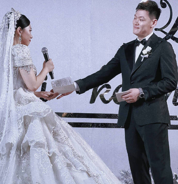 婚礼摄影师也在社交媒体中发布张宁与其妻子的恩爱照片