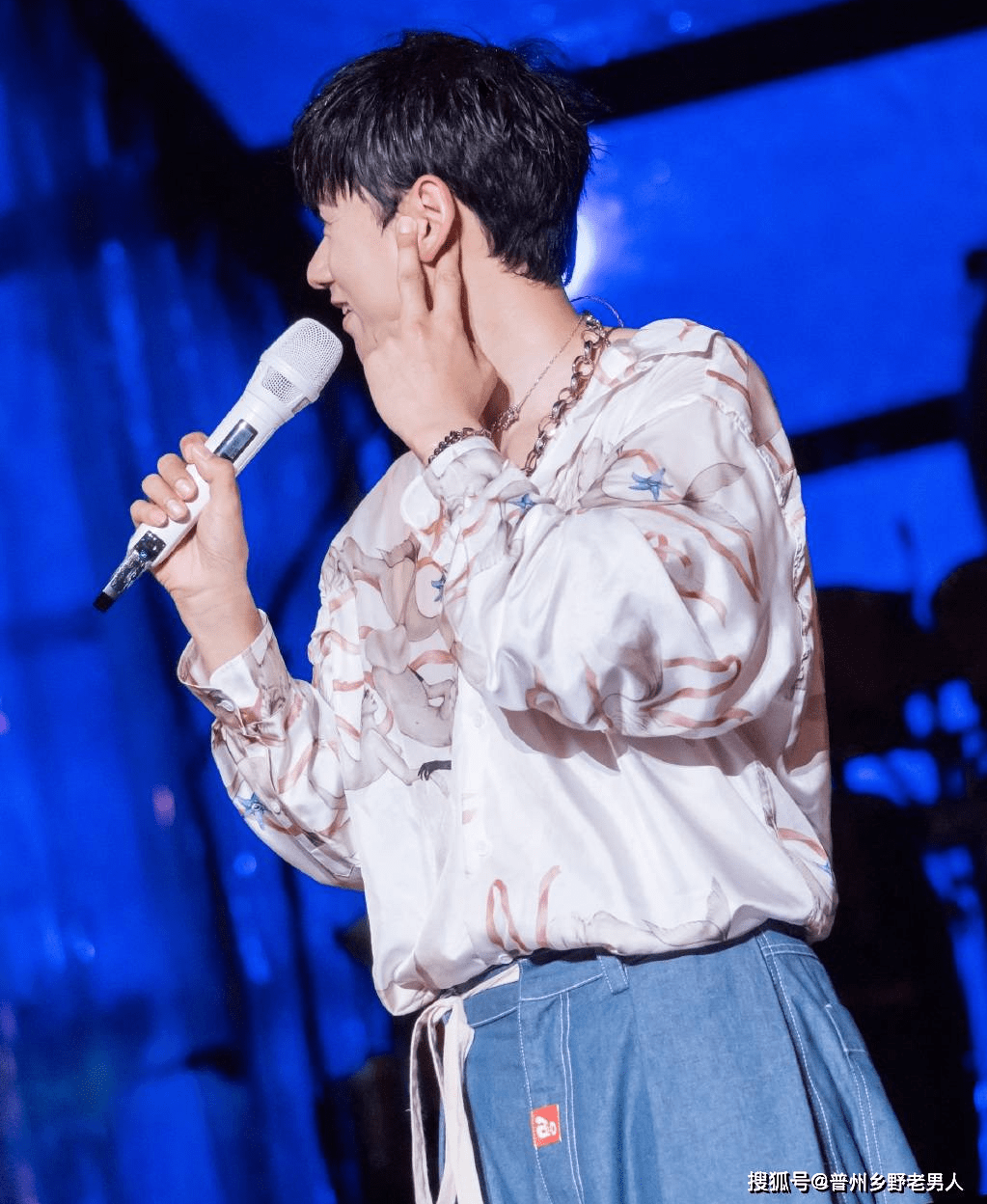 张杰演唱会现场怒斥黄牛 撤隔音板与场外粉丝合唱_郑州_歌曲_逆战