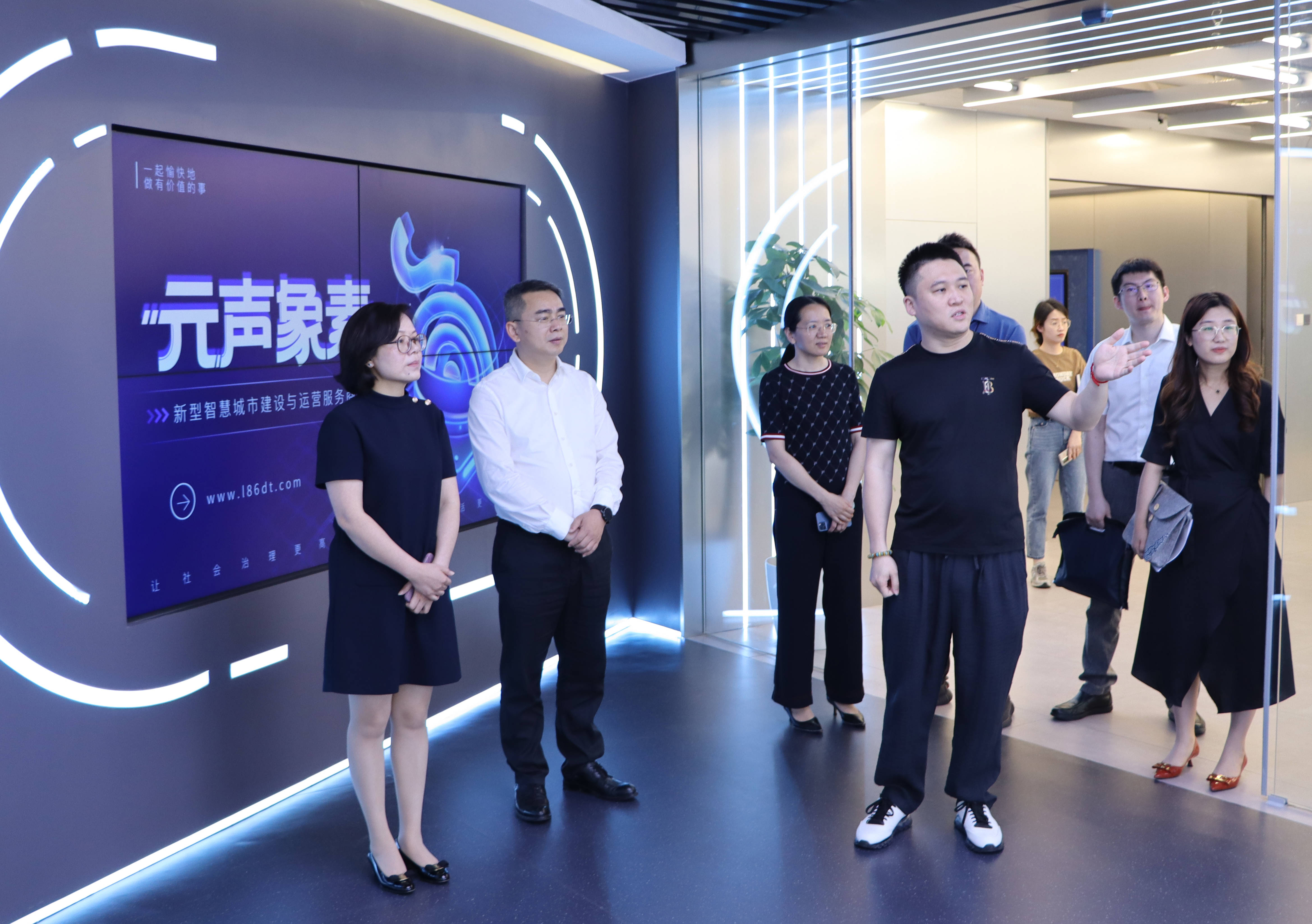 萧山经济技术开发区党工委委员,管委会副主任吴建华,经发局局长施海军